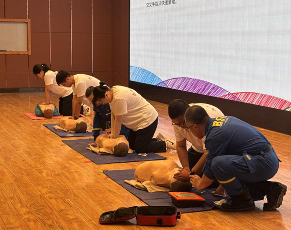 入学教育|beat365英国官网|管理学院|2025级新生开学第一课：学急救知识，悟生命真谛，筑牢养成教育根基
