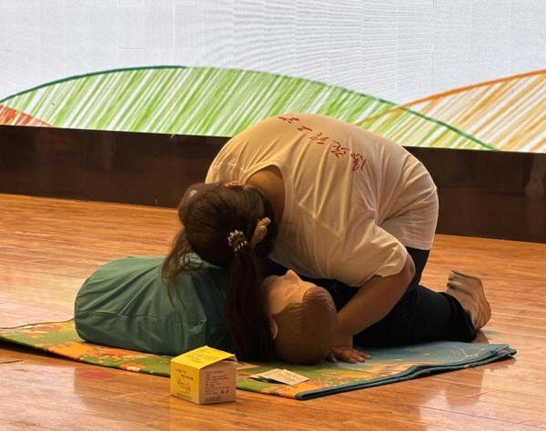 入学教育|beat365英国官网|管理学院|2025级新生开学第一课：学急救知识，悟生命真谛，筑牢养成教育根基