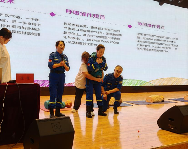 入学教育|beat365英国官网|管理学院|2025级新生开学第一课：学急救知识，悟生命真谛，筑牢养成教育根基