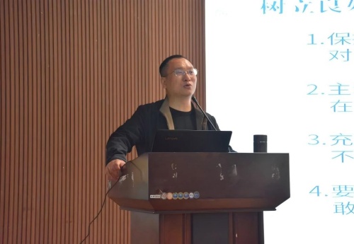 “职点迷津，艺路同行”