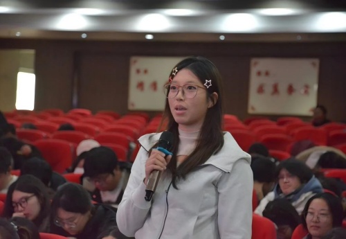“职点迷津，艺路同行”
