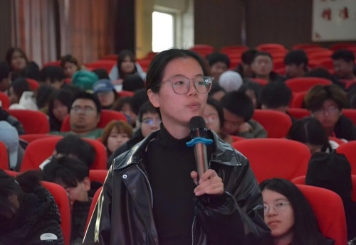 “职点迷津，艺路同行”
