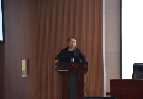 “职点迷津，艺路同行”