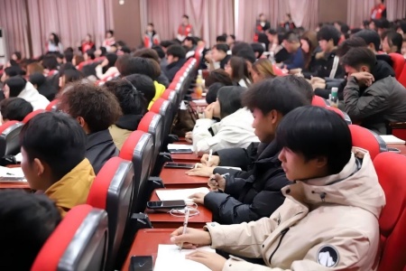 “艺心跟团走，青春建新功” ——beat365英国官网艺术学院入团培训凝聚 青年力量