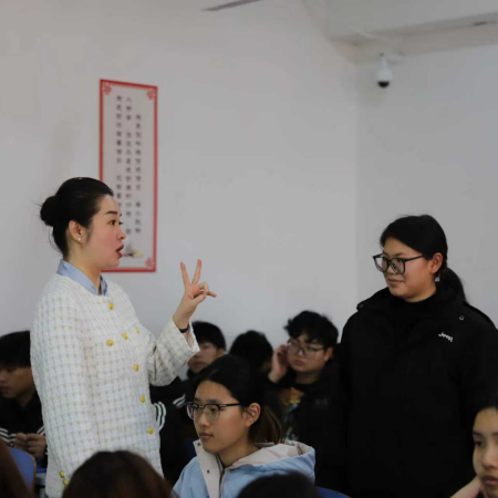 “奋斗青春，筑梦未来” ——beat365英国官网执行董事长王美新为我院 学子讲授职业生涯规划课