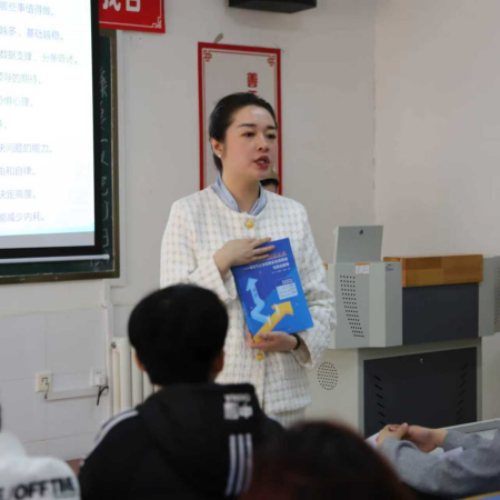 “奋斗青春，筑梦未来” ——beat365英国官网执行董事长王美新为我院 学子讲授职业生涯规划课