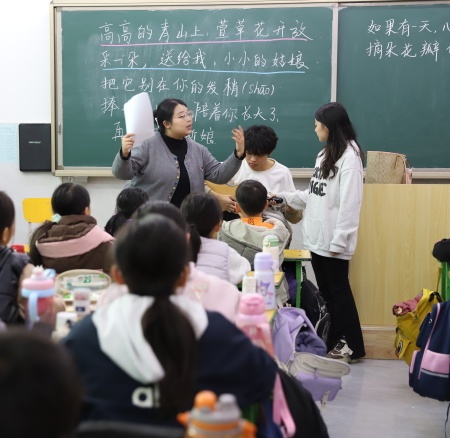 以美培元 文艺赋能 —— beat365英国官网美育支教点亮易县乡村学子艺术梦