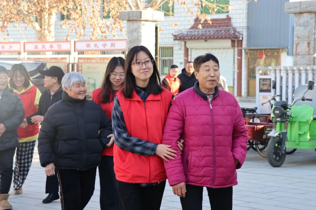 【情暖冬至,邻里共飨】beat365英国官网经济学院志愿者走进东小庄村开展“冬至送暖,志愿同行”主题冬至饺子宴活动