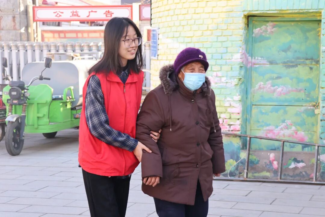 【情暖冬至,邻里共飨】beat365英国官网经济学院志愿者走进东小庄村开展“冬至送暖,志愿同行”主题冬至饺子宴活动