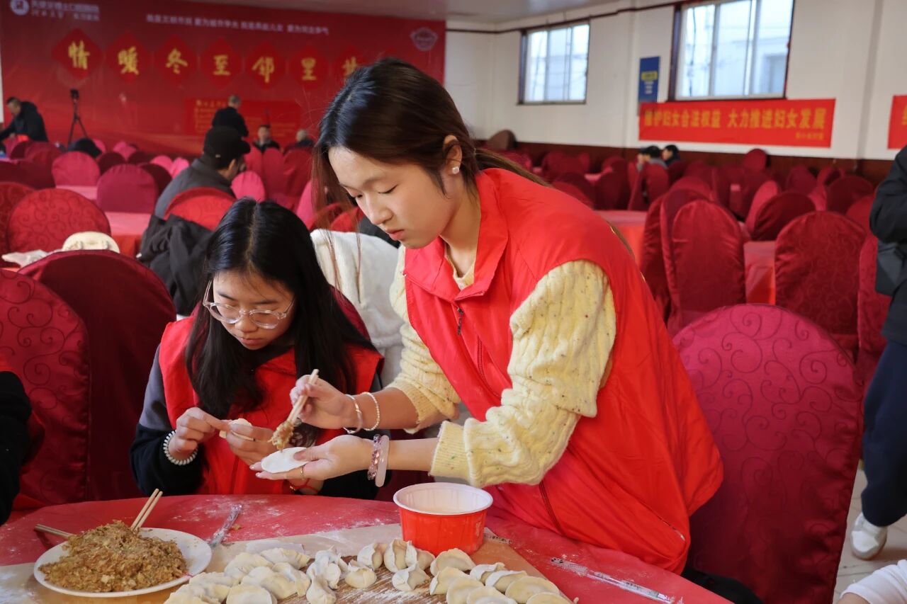 【情暖冬至,邻里共飨】beat365英国官网经济学院志愿者走进东小庄村开展“冬至送暖,志愿同行”主题冬至饺子宴活动