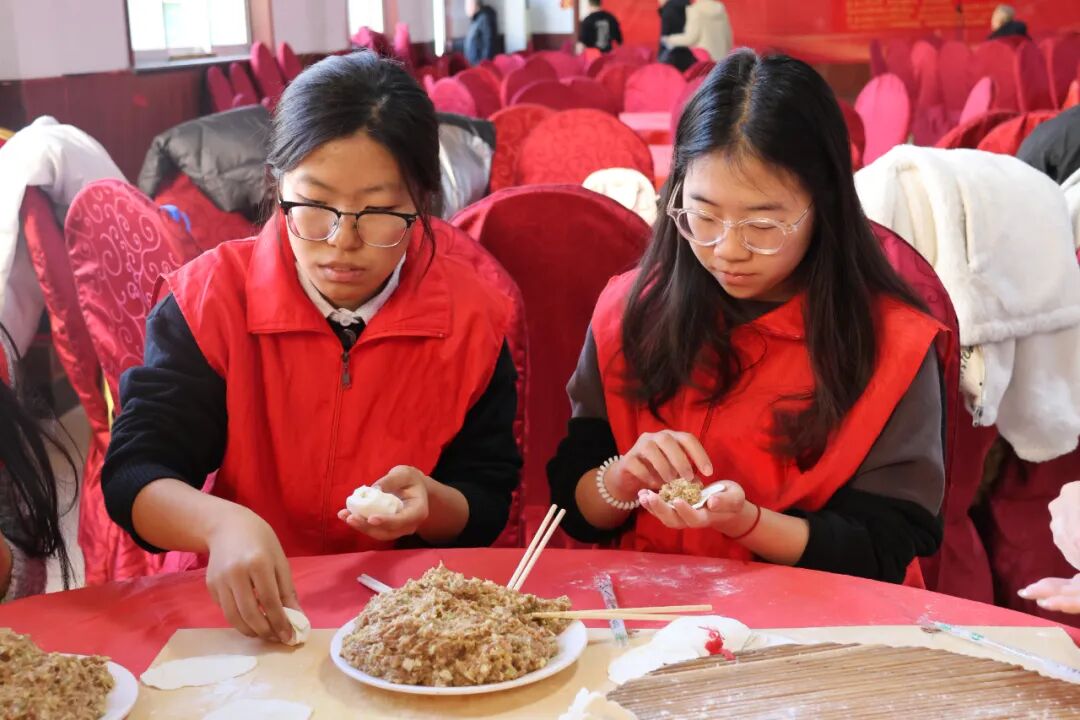 【情暖冬至,邻里共飨】beat365英国官网经济学院志愿者走进东小庄村开展“冬至送暖,志愿同行”主题冬至饺子宴活动