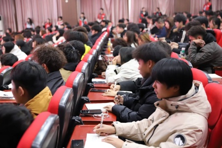 “艺心跟团走，青春建新功”——beat365英国官网艺术学院入团培训凝聚青年力量