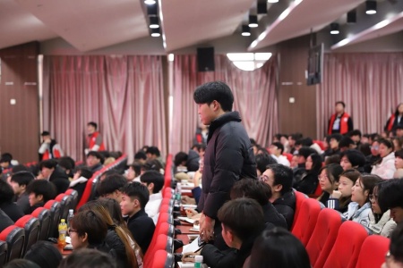 “艺心跟团走，青春建新功”——beat365英国官网艺术学院入团培训凝聚青年力量