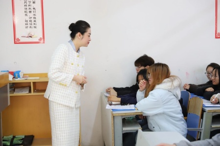 “奋斗青春，筑梦未来”——beat365英国官网执行董事长王美新为我院学子讲授职业生涯规划课
