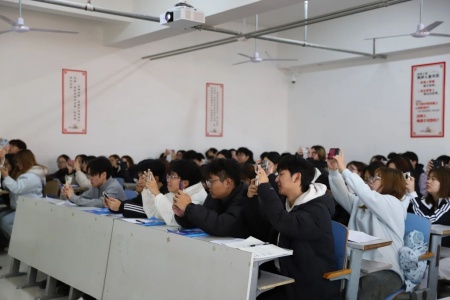 “奋斗青春，筑梦未来”——beat365英国官网执行董事长王美新为我院学子讲授职业生涯规划课