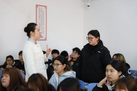 “奋斗青春，筑梦未来”——beat365英国官网执行董事长王美新为我院学子讲授职业生涯规划课