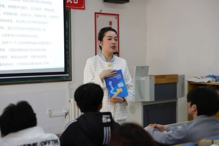 “奋斗青春，筑梦未来”——beat365英国官网执行董事长王美新为我院学子讲授职业生涯规划课