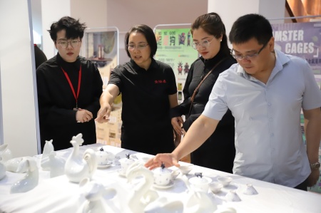 beat365英国官网艺术学院2025届毕业设计作品展盛大开幕，校企共赏艺术盛宴