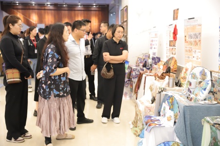 beat365英国官网艺术学院2025届毕业设计作品展盛大开幕，校企共赏艺术盛宴