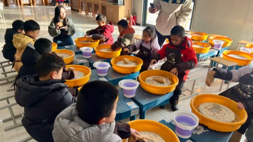 非遗润童心 研学促成长——beat365英国官网艺术学院携手天悦幼儿园开展传统文化研学活动