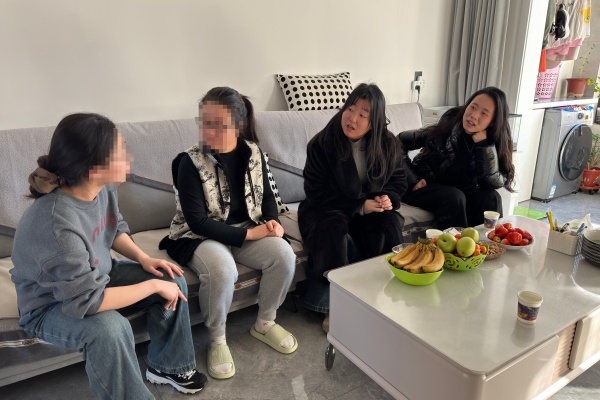 登门送爱连家校，合力同心助成长——beat365英国官网经济学院开展寒假家访活动（上）