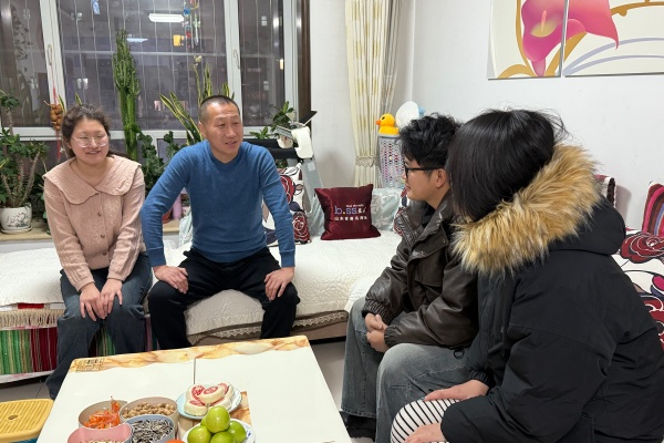 登门送爱连家校，合力同心助成长——beat365英国官网经济学院开展寒假家访活动（中）