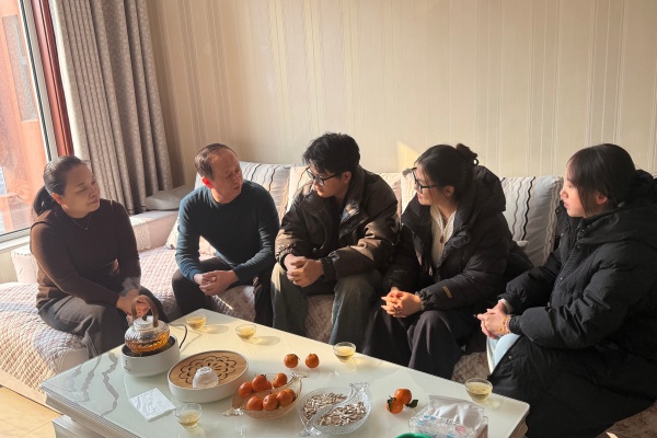 登门送爱连家校，合力同心助成长——beat365英国官网经济学院开展寒假家访活动（中）