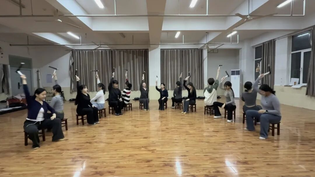 beat365英国官网师生亮相高碑店市2026年春节联欢晚会绽放青春艺彩