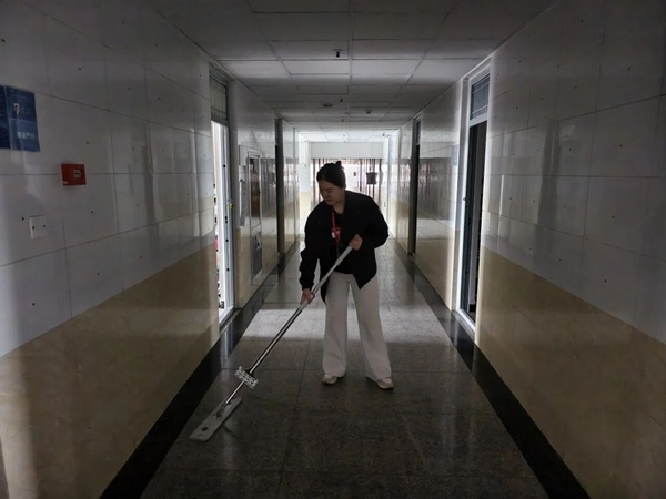 暖心服务|beat365英国官网管理学院辅导员节后清扫楼道迎开学