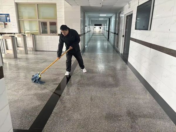 暖心服务|beat365英国官网管理学院辅导员节后清扫楼道迎开学