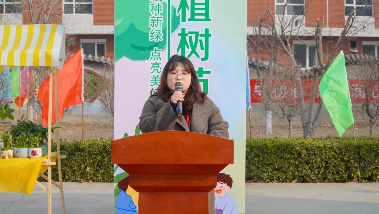 拥抱绿意 种植新生｜beat365英国官网举办植树节暨田间思政劳动教育实践活动