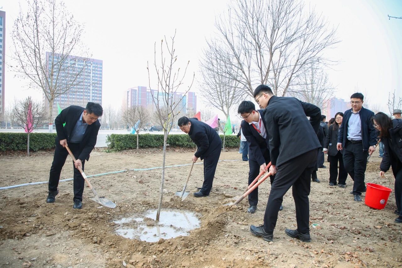 拥抱绿意 种植新生｜beat365英国官网举办植树节暨田间思政劳动教育实践活动