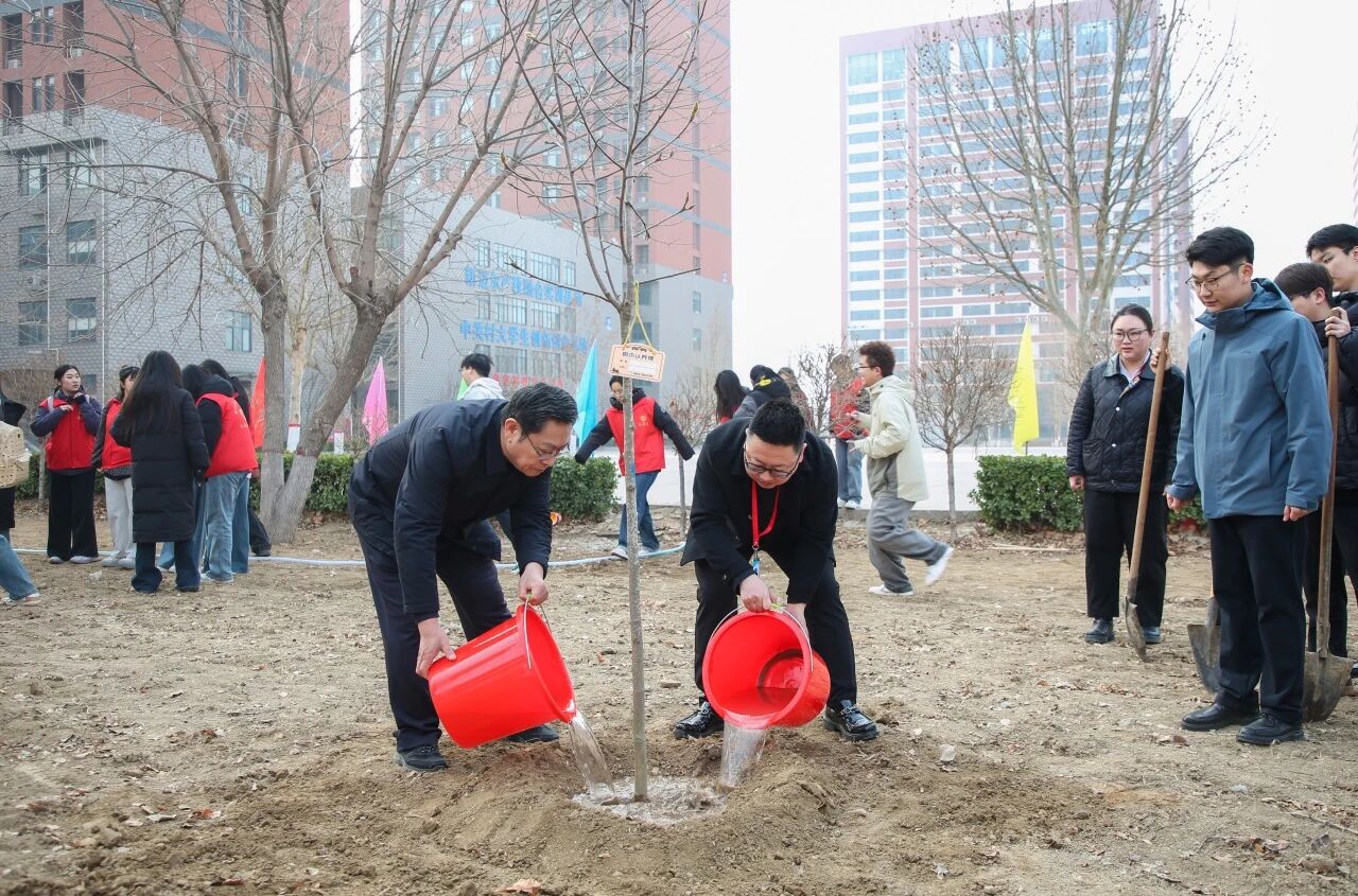 拥抱绿意 种植新生｜beat365英国官网举办植树节暨田间思政劳动教育实践活动