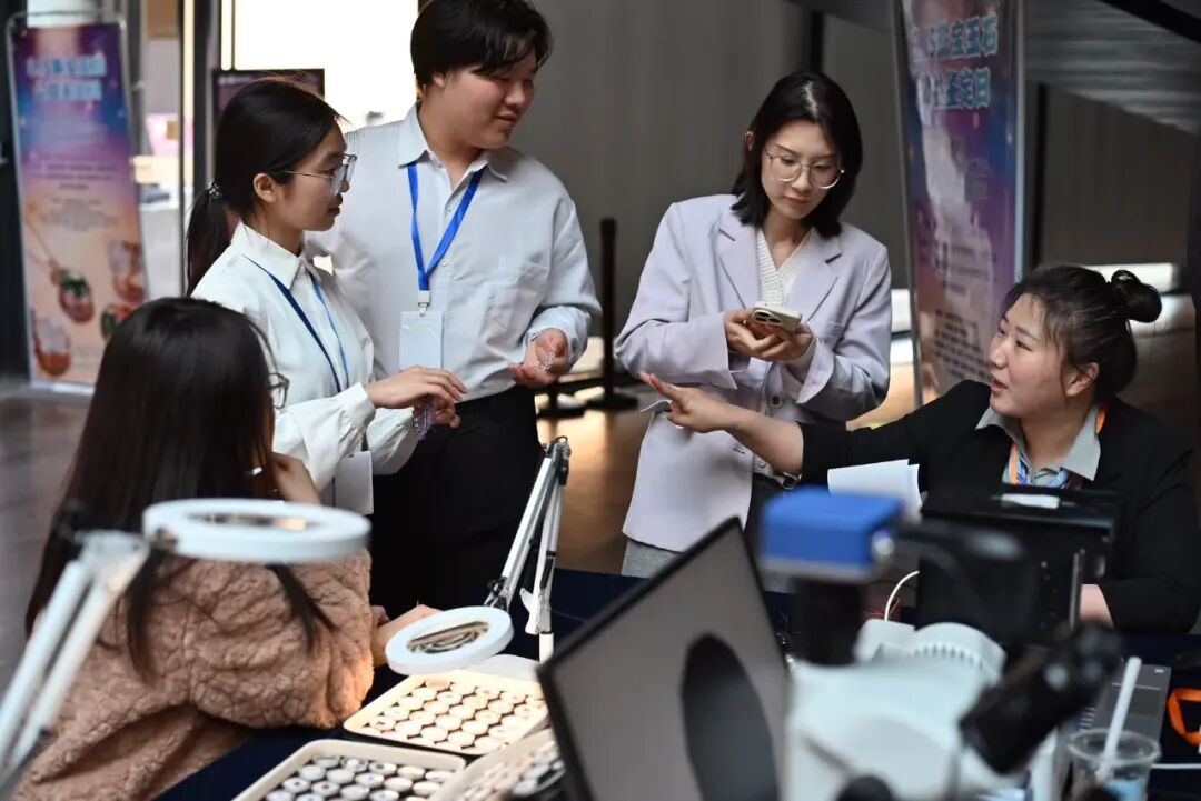 不止三月！保定理工青年把雷锋精神刻进行动里——beat365官网团委开展学雷锋系列活动