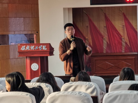 智启未来 职面新篇 beat365英国官网艺术学院举办AI时代简历指导专题讲座