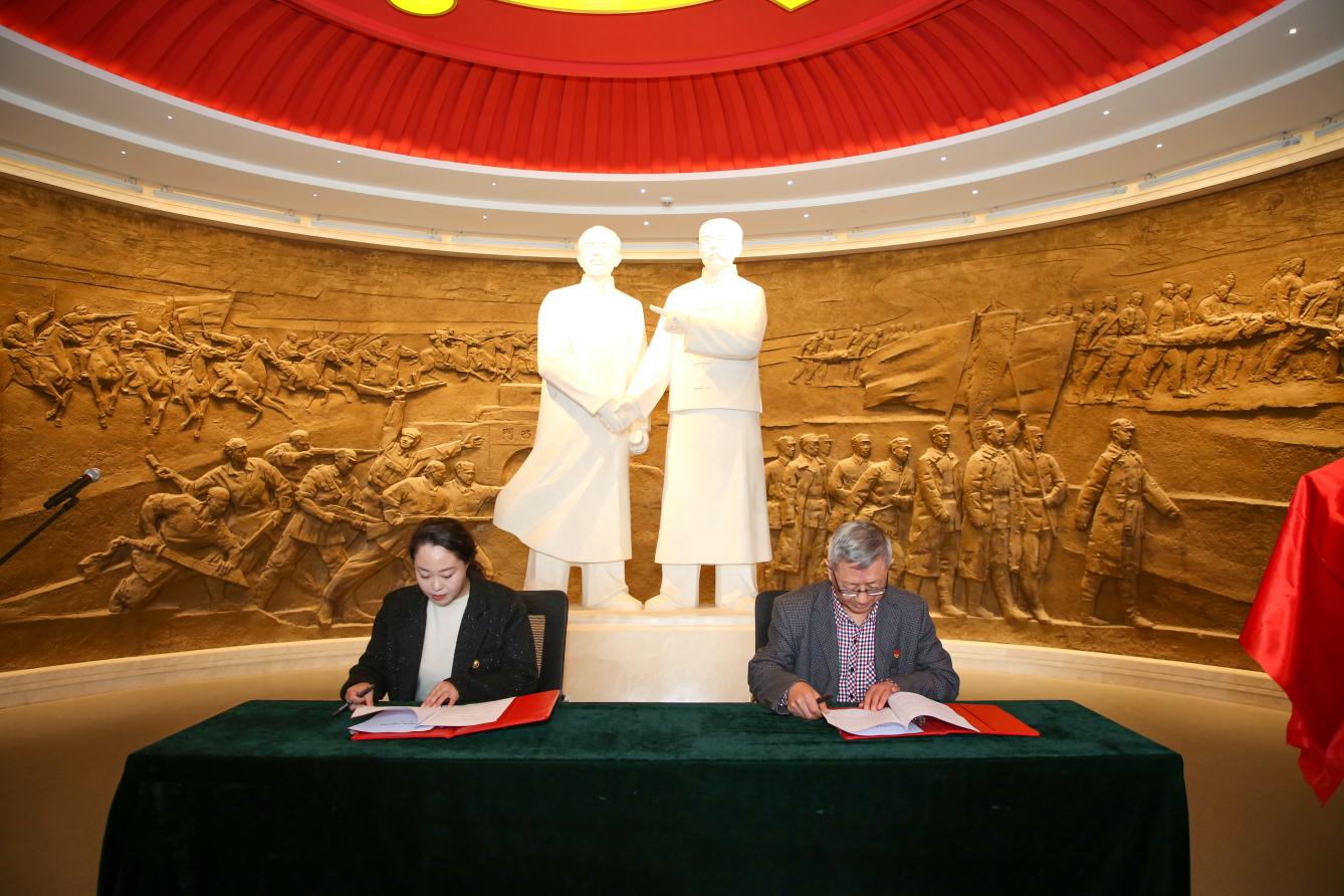 校地共建融思政 红色铸魂育新人——beat365英国官网大思政课实践教学基地揭牌暨第三十九期入团仪式