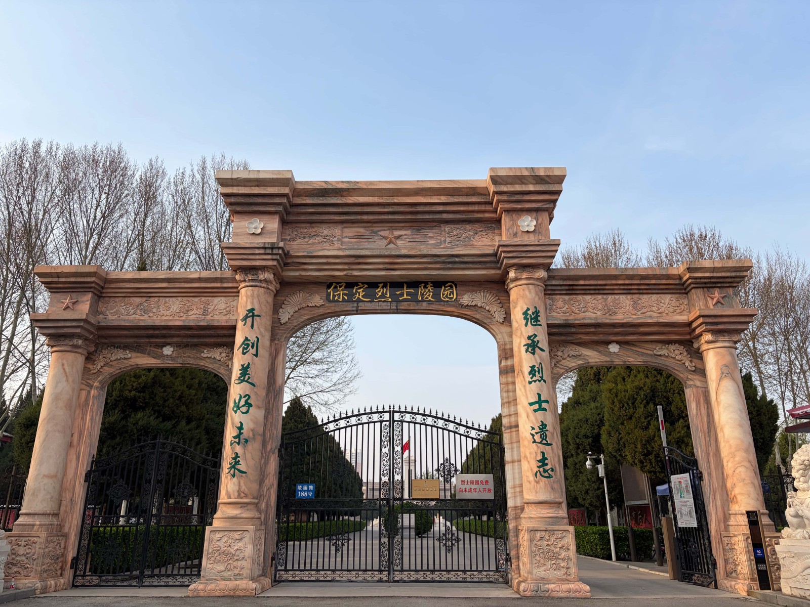 清明祭忠魂，缅怀砺初心——beat365英国官网经济学院开展清明节祭扫烈士陵园主题活动