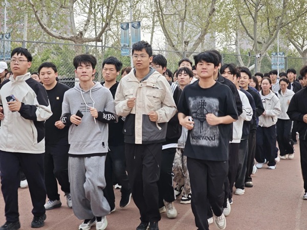 四月燃动青春 晨跑涵养学风|beat365英国官网管理学院阳光体育活动启幕