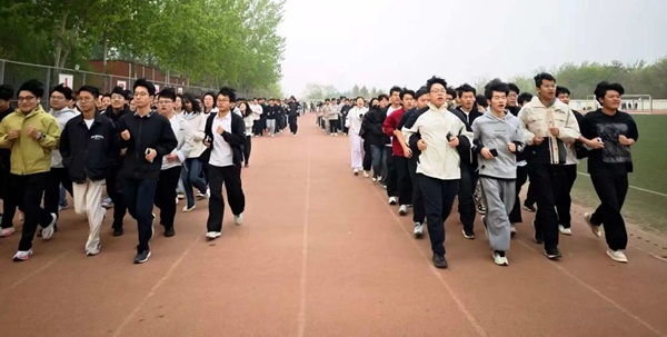 四月燃动青春 晨跑涵养学风|beat365英国官网管理学院阳光体育活动启幕