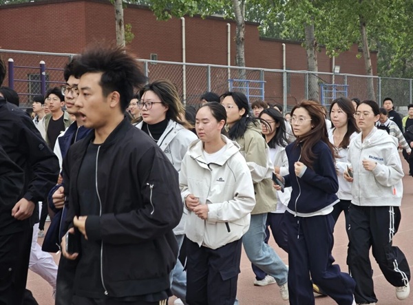 四月燃动青春 晨跑涵养学风|beat365英国官网管理学院阳光体育活动启幕