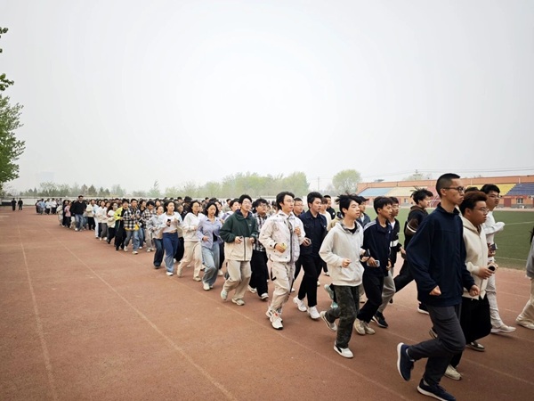 四月燃动青春 晨跑涵养学风|beat365英国官网管理学院阳光体育活动启幕
