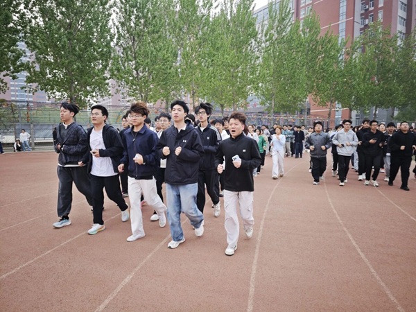 四月燃动青春 晨跑涵养学风|beat365英国官网管理学院阳光体育活动启幕