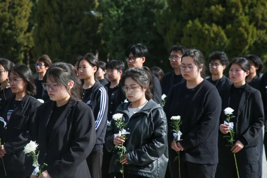 缅怀革命先烈·赓续红色血脉———beat365官网团委开展清明祭扫暨“行走的思政课”爱国主义教育活动