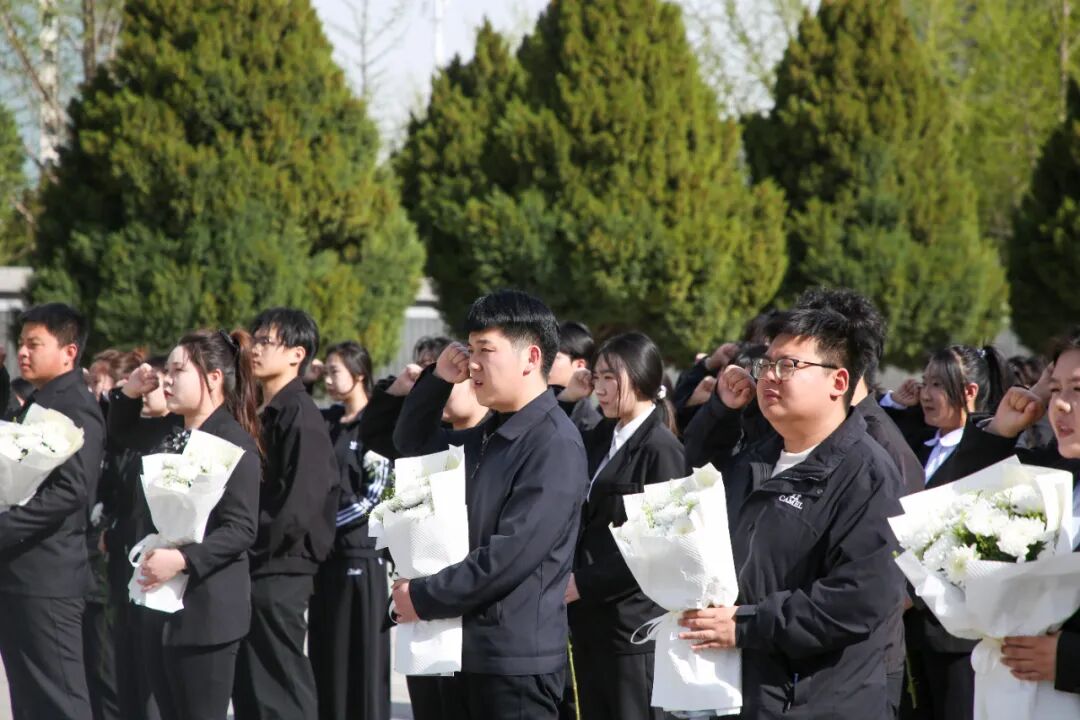 缅怀革命先烈·赓续红色血脉———beat365官网团委开展清明祭扫暨“行走的思政课”爱国主义教育活动