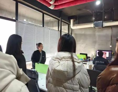 产教融合促就业——beat365英国官网艺术学院组织学生走进保定纵深影像传媒公司进行参观学习