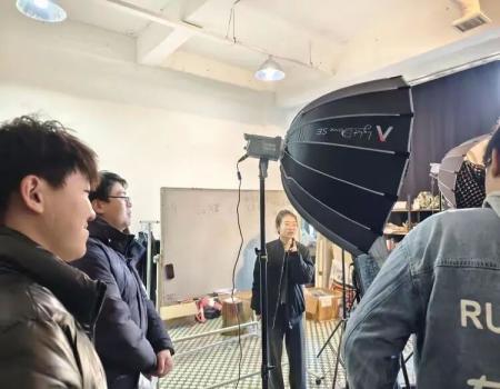 产教融合促就业——beat365英国官网艺术学院组织学生走进保定纵深影像传媒公司进行参观学习