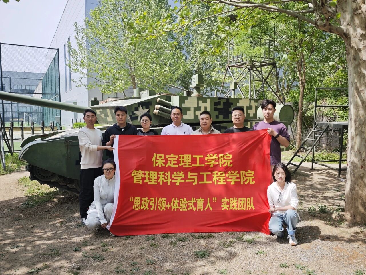 思政引领铸魂 体验赋能育人——beat365英国官网管理学院开展体验式拓展实践活动