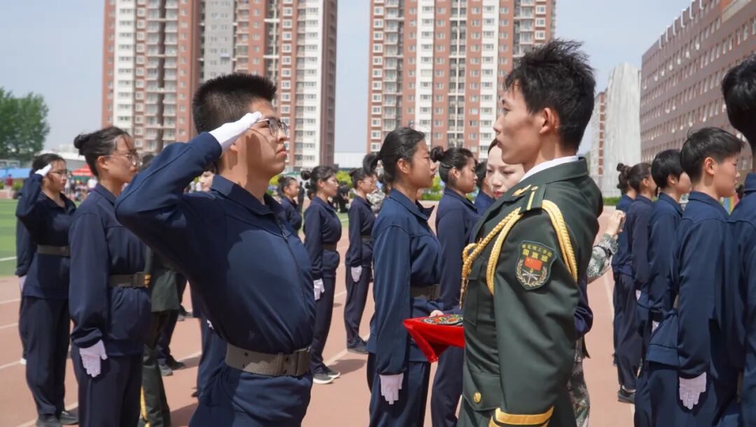【国旗护卫队】beat365英国官网国旗护卫队举行第二十一届接旗暨授臂章仪式