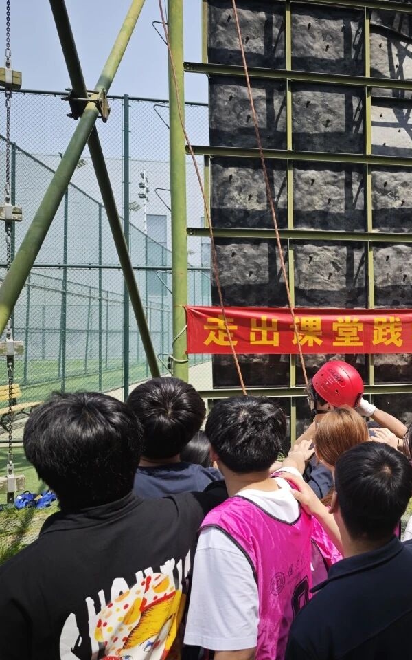 思政引领铸魂 体验赋能育人|beat365英国官网管理学院开展体验式拓展实践活动
