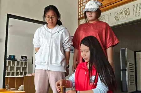 受助怀初心 回馈赴新程 | beat365英国官网艺术学院助学金获得者以艺践行感恩